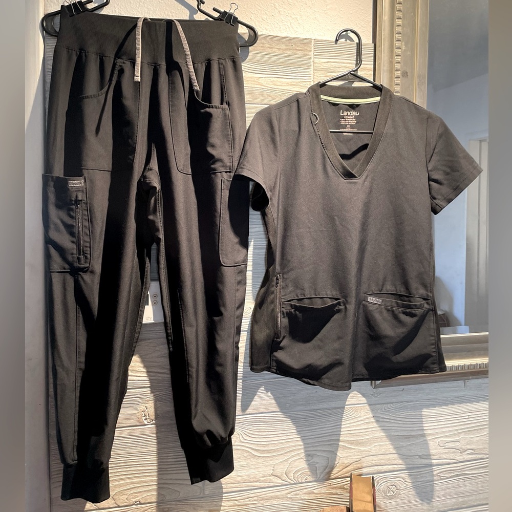 Landau Forward, scrub set.
